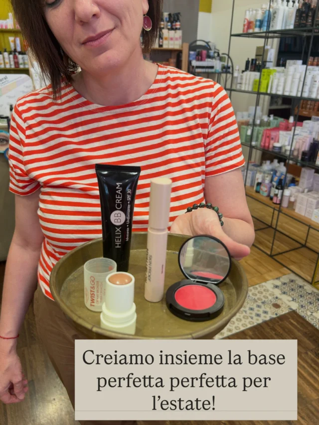 Quando abbiamo pensato ai look ideale per questa estate le nostre parole chiave sono state leggerezza e luce!

E così è nata una nostra versione di un make up perfetto per questa estate!

🌸 Helix Bb cream Magic touch 
🌸 Bronzer Creamy Twist and go @purobio_cosmetics 
🌸 Infinity Blush Camaleon color corallo
🌸 Mascara Hyaluron-on Skin proof water resistant 

Ti aspettiamo sul nostro shop online o in negozio per comporre il tuo look estivo.
E ti ricordiamo che se ci scrivi, rispondiamo sempre 💚