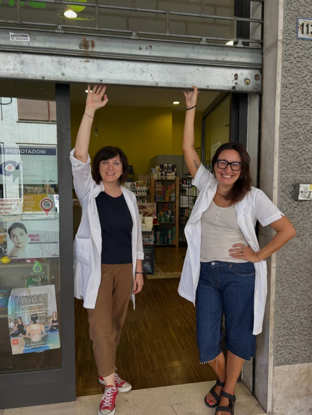 🌿 Ogni tanto fermarsi è il modo migliore per ripartire. ☀️

Anche per noi è arrivato il momento di concederci una piccola pausa, per ricaricare le energie e tornare da voi con ancora più entusiasmo.

Alkemia Parafarmacia sarà chiusa per la pausa estiva e riapriremo il 24 agosto.

Il nostro shop online resterà sempre aperto, così potrai acquistare quando vuoi. Le spedizioni riprenderanno regolarmente dal 24 agosto.

A te auguriamo un’estate fatta di giornate lente, sorrisi sinceri, tramonti, leggerezza e tutto il tempo che meriti per prenderti cura di te. Perché il benessere nasce anche da un momento di pausa.

Noi ti aspettiamo a fine mese, pronti a ritrovarci con il sorriso e con tante novità pensate per accompagnarti ogni giorno nel tuo percorso di benessere.

Buone vacanze e tanto relax. Ci vediamo il 24 agosto! 💙