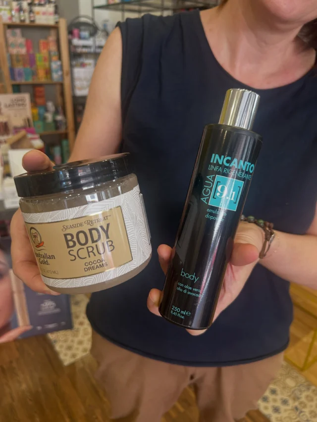 Prendersi cura della pelle d’estate è un gesto semplice e naturale, ma quali sono i prodotti migliori da scegliere e soprattutto, quali gli step? 

Oggi ti consigliamo due prodotti da usare in combinazione per un risultato WOW!

🌴 Per un effetto “freschezza”, ti consigliamo: Australian Gold Cocoa Dreams Body Scrub + Agua Incanto Linfa Rigenerante. Lo Scrub di Australian Gold con zucchero, noce di cocco e melaleuca prepara la pelle all’abbronzatura con una fragranza tropicale avvolgente e unica. La Linfa Rigenerante di Agua con aloe vera e olio di avocado completa il tutto donando alla tua pelle leggerezza e freschezza immediata.

🍇 Se vuoi un risultato profumatissimo, ti consigliamo: Caudalie Gommage Crushed Cabernet Vinosculpt + Caudalie Olio Trattante Lisciante & Luminosità. Il gommage iconico della Spa Vinothérapie di Caudalie con olio di vinaccioli d’uva e miele per una pelle morbidissima. Sempre di Caudalie, è l’olio trattante multiuso che nutre corpo, capelli e décolleté con olio d’argan e fico d’India, con un profumo irresistibile.

🌿 Se le tue parole chiave sono delicatezza e natura, ti consigliamo: AlkeDerm Scrub Peeling Rigenerante + AlkeDerm Olio di Mandorle Dolci. Lo scrub peeling 2 in 1 con polvere di mandorle e nocciole esfolia e rigenera delicatamente. L’olio di mandorle dolci 100% naturale nutre in profondità, ideale anche per prevenire le smagliature.

E ora ti chiediamo: qual è la tua combinazione preferita?
 Se vuoi un consiglio personalizzato o se vuoi provare altre combinazioni di prodotti, scrivici un messaggio in direct, rispondiamo sempre 💚

Trovi i prodotti citati in negozio e sul nostro shop online!