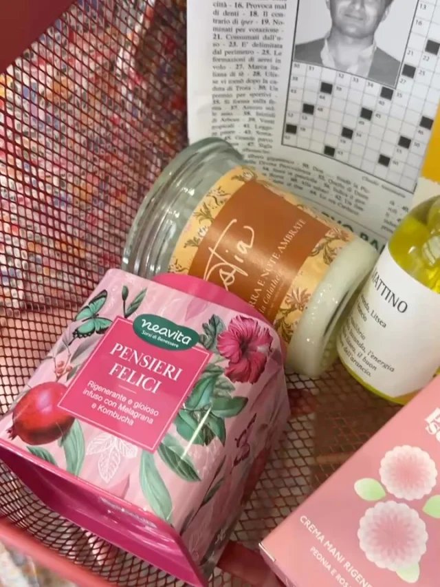 Ogni tanto abbiamo pensato a quanto sarebbe bello tornare dalle vacanze e ritrovare pronto ad aspettarci un kit ideale per affrontare le giornate NO. 

Sai di cosa parliamo vero? Quelle che partono con il piede sbagliato, quando sembra che tutto sia pesantissimo, come quando si reinserisce in maniera prepotente la routine, in giornate che poi sembrano tutte uguali.

Nel nostro mondo Alkemico abbiamo pensato a quali prodotti che piacerebbe trovare in questo kit e come parola chiave eravamo entrambe d’accordo: RITROVARSI.

Scrivici o passa a trovarci in negozio per creare il tuo kit personalizzato 💚

@olfattiva profumo Mattino per portare equilibro e armonia nel quotidiano

@lacalathea.products candela Estia per prendersi cura degli spazi con cura e attenzione

Neavita Rituali Botanici Caddy Pensieri Felici per godersi un momento di calma leggendo il libro del momento

@resibobynature_it Lifting Star per prendersi cura di sé con una maschera con effetto liftatante, tonificante ed elasticizzante

Nature’s Peonia Segreta per idratare come si deve le mani ed essere acrema mani rigenerante vvolte da un profumo meraviglioso

La settimama enigmistica
Le immancabili cuffiette per sentire tutte le nostre playlist preferite
